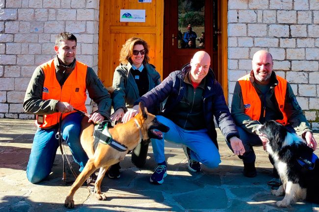άνθρωποι με σκύλους ανίχνευσης people with sniffer dogs άνθρωποι με σκύλους ανίχνευσης people with sniffer dogs